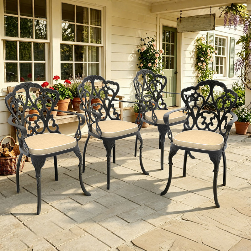 Ensemble de salle à manger de patio Akiesha, 4 chaises et 1 table ronde avec coussins blanc cassé inclus, 4