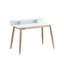 Bureau blanc avec style Mid-Century moderne et bois d'hévéa massif mesurant 43 po de largeur x 23,6 po de profondeur et 34,4 po de hauteur, pieds robustes au fini naturel et 3 tablettes pour présentoir de l 43 po x P 23,4 po