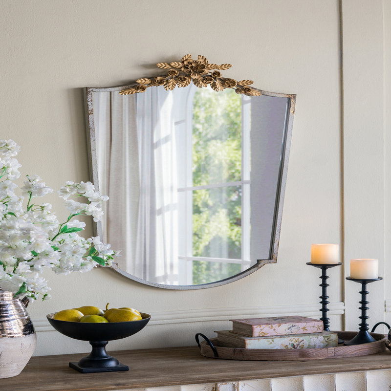 Miroir mural décoratif arqué avec cadre ivoire délavé et couronne florale dorée, parfait pour ajouter de l'élégance et du style à n'importe quelle pièce