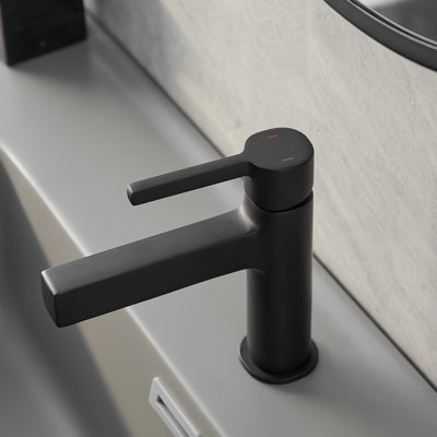 Single-Hole Single-handle Bathroom Faucet with Drain Assembly