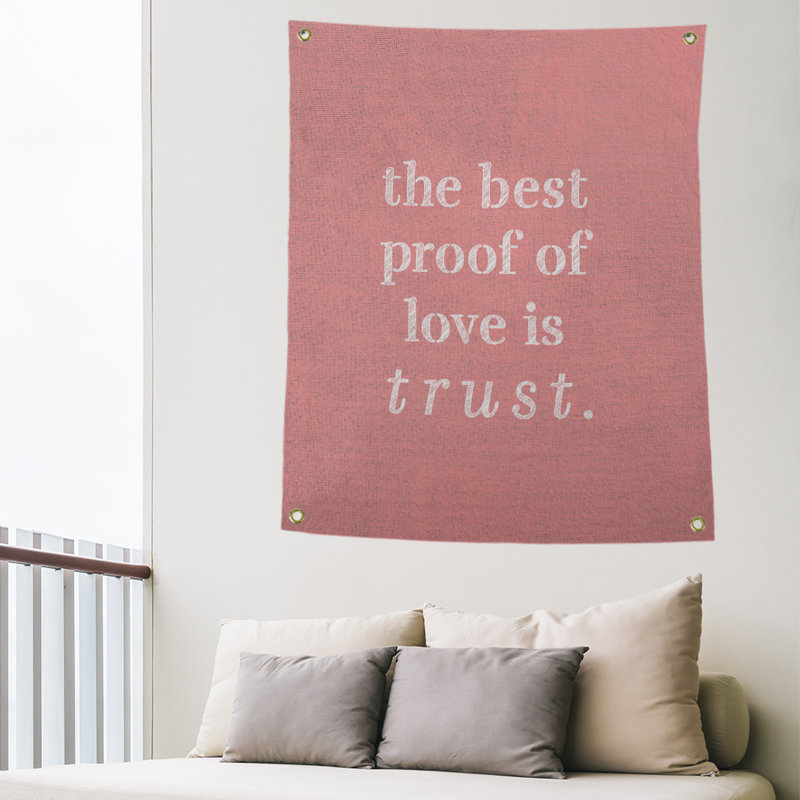 Tapisserie en polyester et citation manuscrite en polyester, H 59 pi x l 50 po, Rouge / Blanc