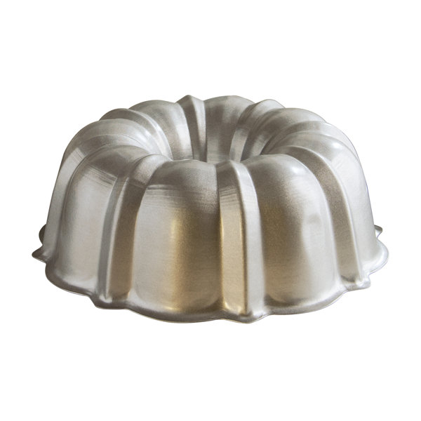 9.5-Inch Fluted Cake Pan