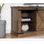 Base de console de style rustique avec portes coulissantes décoratives en métal et plusieurs tablettes de rangement ouvertes.-1670512977