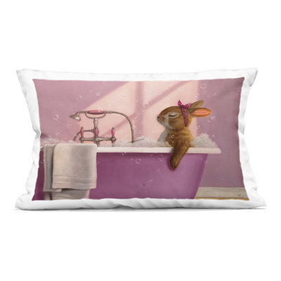 Coussin décoratif imprimé lapin dans un bain à bulles relaxant, design par Lucia Heffernan