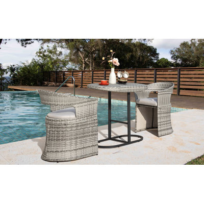Ensemble bistro d'extérieur 3 pièces, 1 table de patio en fer rotin et 2 chaises en rotin, structure en fer et rotin résistant aux intempéries, pour l'intérieur et l'extérieur, avec coussins moelleux, gris