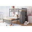Lit superposé simple au-dessus de double en bois avec six tiroirs et tablettes flexibles, lit inférieur avec roulettes-227183284