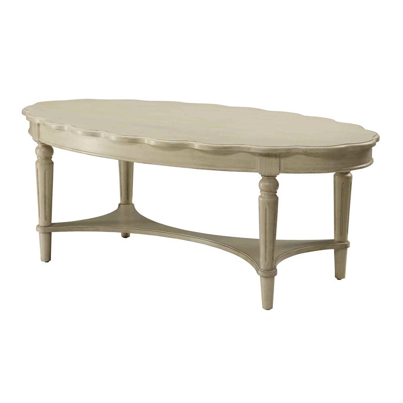 Table basse à charme français antique avec tablette inférieure, peu encombrante pour le salon