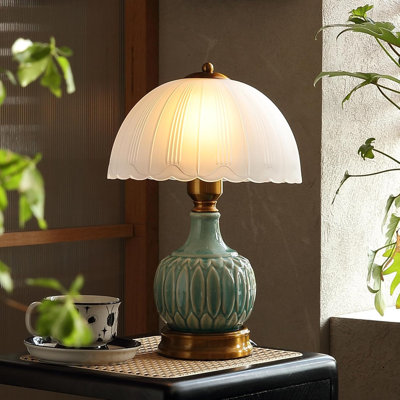 Lampe de table rétro en céramique avec abat-jour en verre - Lampe de chevet moderne Mid-Century de 16 po pour le salon, la chambre à coucher ou le bureau - Éclairage à DEL à intensité variable à 3 niveaux - Classic Chinoiserie Home Decor
