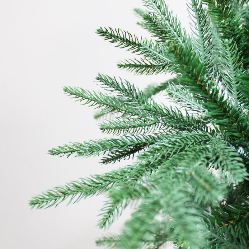 Arbre de Noël courbé -, branches denses et apparence réaliste. Cette pièce polyvalente fonctionne à la fois pour Halloween et Noël