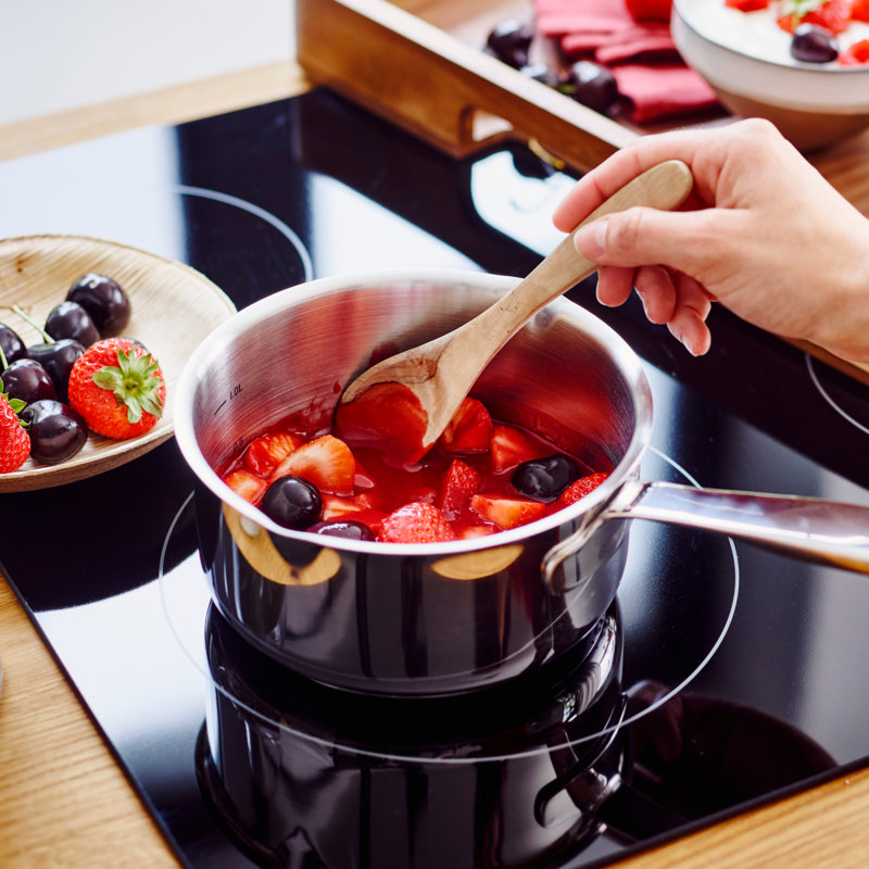 Alva Maestro 2 Qt Stainless Steel Non-Stick Saucier with Pour Spout