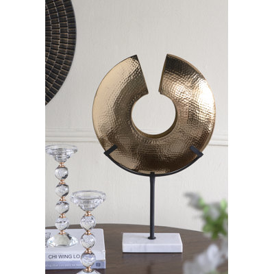 Sculpture circulaire abstraite en or 14 x 4 x 23 po avec support en fer noir et base en marbre blanc