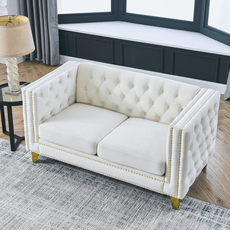 Élégante chambre à coucher: Velours rembourré, boutons, accoudoirs carrés, pieds en métal, sièges en velours beige, bouton,