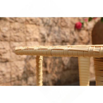 Table d'appoint d'extérieur en osier avec plateau en verre trempé, table de bout à 2 niveaux avec tablette de rangement, petite table de patio en rotin PE toutes saisons pour balcon, cour, jardin, porche