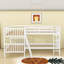 Lit simple superposé en L simple au-dessus d'un lit simple en bois avec double échelle et garde-corps-568012764