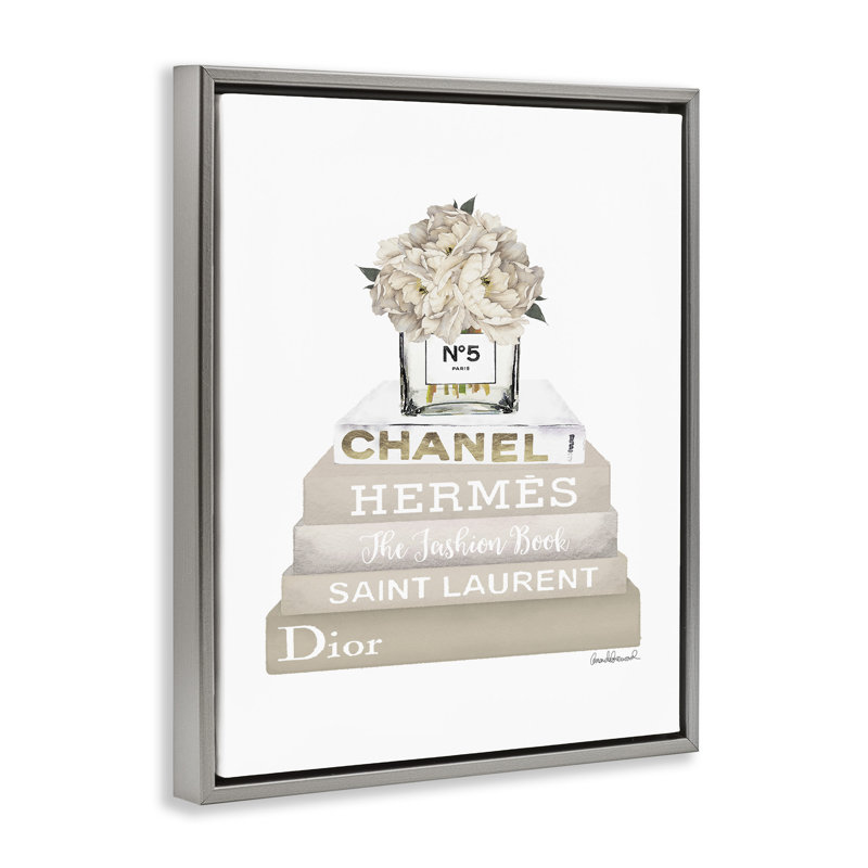 «Beige High Fashion Bookstack», toile encadrée flottante grise par Amanda Greenwood, H 31 po x l 25 po x P 1,7 po