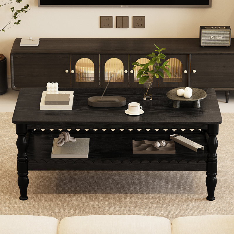 Table basse rectangulaire noire à 2 niveaux avec tablette de rangement Wave-Edge et pieds sculpturaux en bois massif