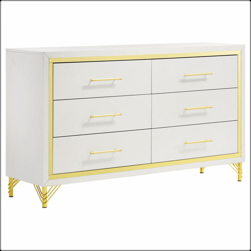 La commode de chambre blanche à 6 tiroirs Chesney avec bordure dorée allie un design élégant et un grand espace de rangement pour les chambres raffinées.