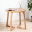 Table d'appoint ronde de 61 cm (24 po), de style moderne du milieu du siècle, en bois massif avec pieds en forme de V, idéale pour les petits espaces (salon et chambre) comme table basse ou table de chevet, aspect naturel, facile à nettoyer.