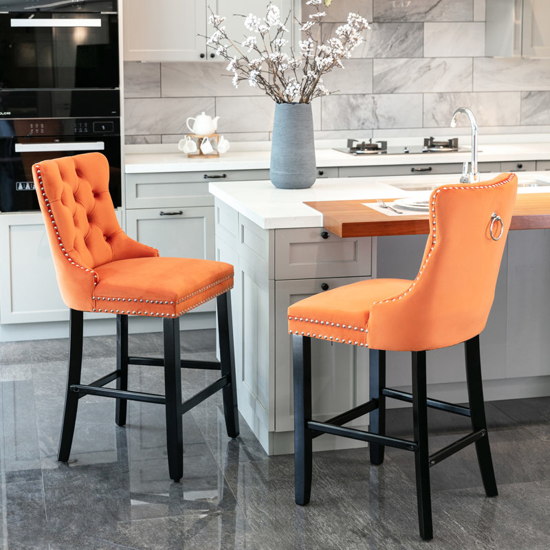 Élégant velours à boutons, pieds en bois massif, haut, de 2 chaises de bar rembourrées orange Mid-Century, capitonnage, accents,