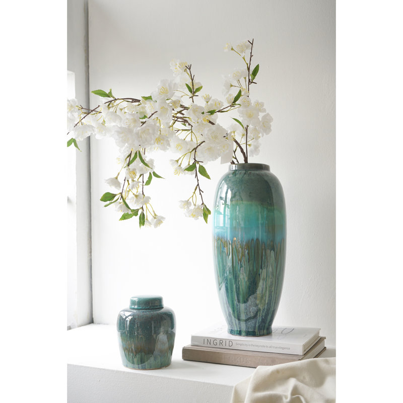Vase au design contemporain, H 15,9 po x l 7 po x P 7 po