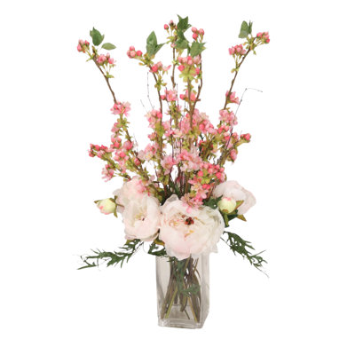Centre de table avec pivoines et fleurs de poiriers dans un vase