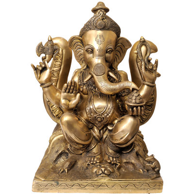Grand seigneur Ganesha assis sur fond de trident