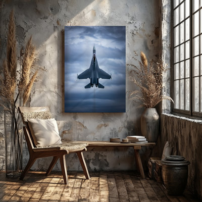 Toile, un élégant avion de chasse planant à travers un ciel dramatique, art mural capturé en plein vol avec un léger angle vers le haut