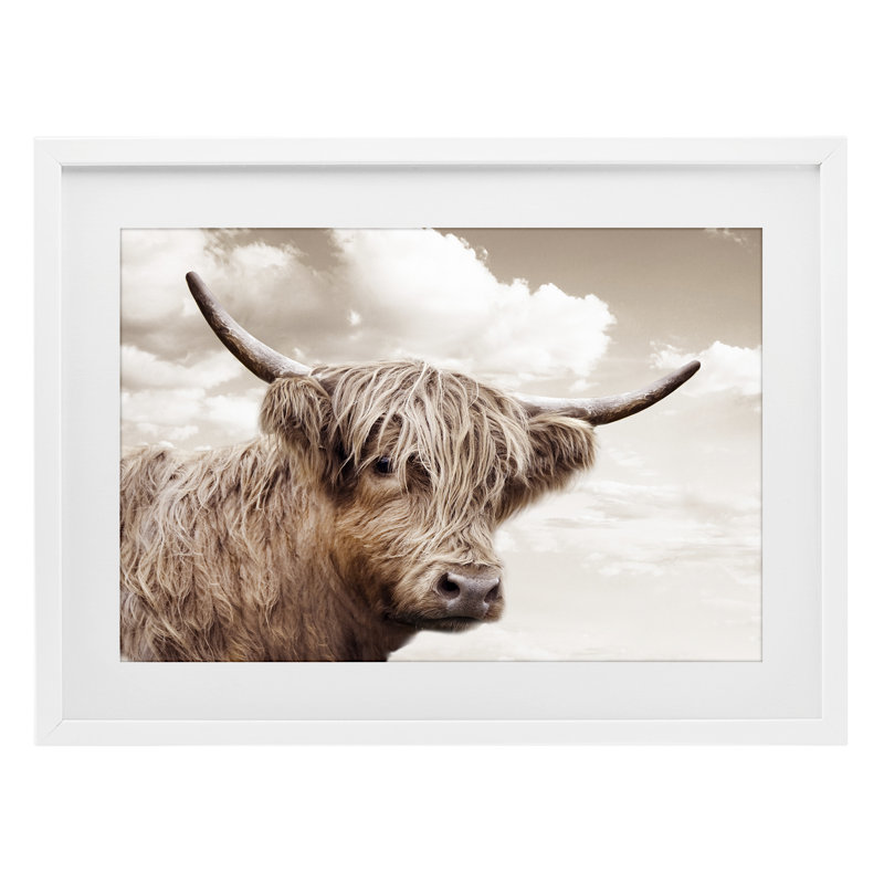 «Shaggy Highland Cow & Clouds», reproduction encadrée sous verre, conception de CAD Designs, H 14 po x l 20 po