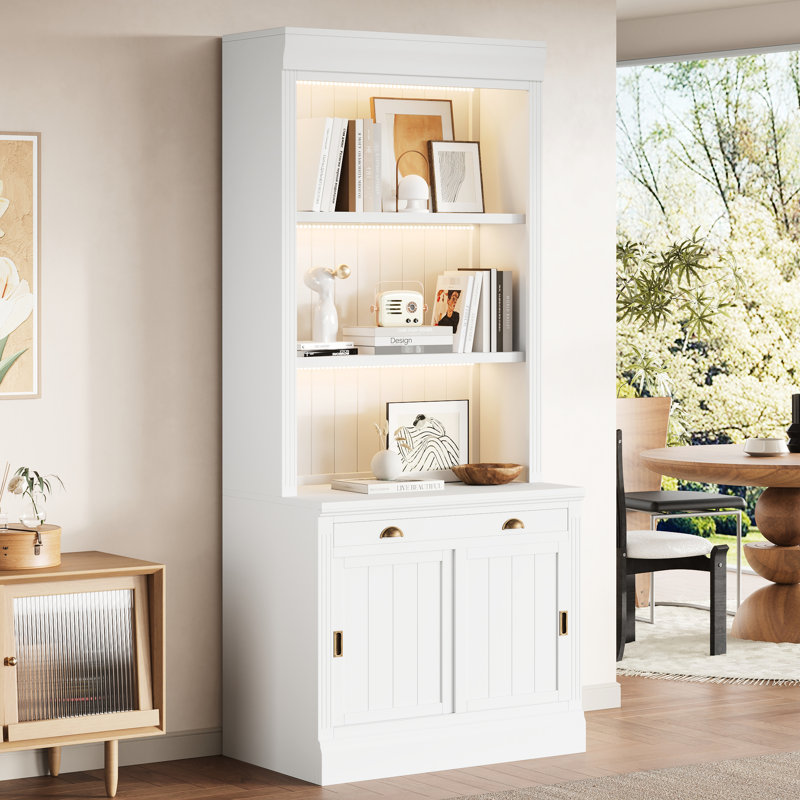 Bibliothèque blanche moderne de 83,4 po de hauteur avec éclairage à DEL, 3 tablettes ouvertes, 1 tiroir et 2 portes coulissantes, fabriquée en bois massif pour un usage domestique - Éclairage en couches, tablettes coulissantes et tiroir, convient