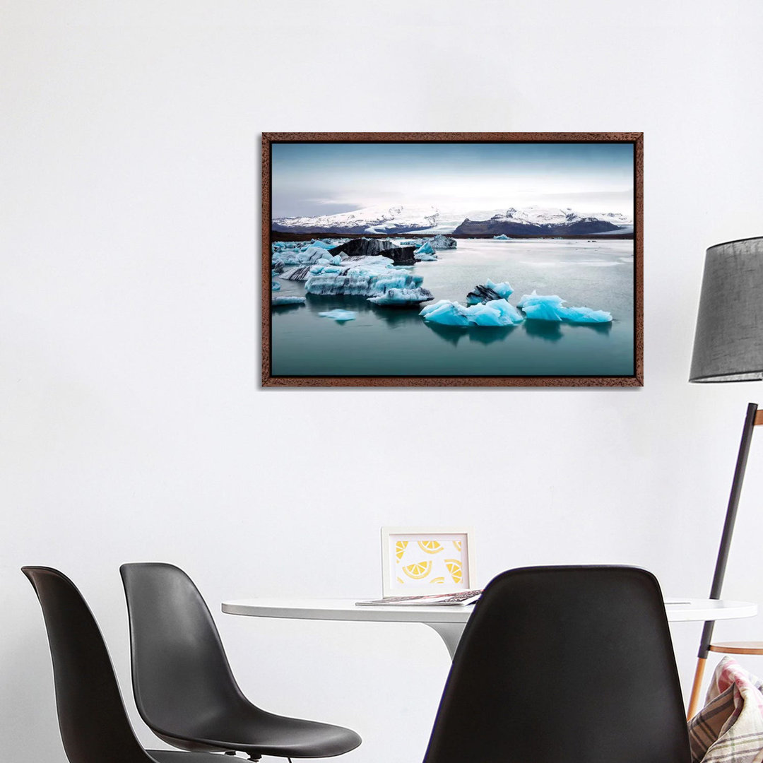 Jokulsarlon Gletscherlagune II von Susanne Kremer - Galerie-verpackte Leinwand Giclée auf Leinwand