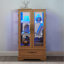 Vitrine lumineuse en verre avec tablettes réglables - 2 portes, 1 tiroir, lumières DEL, finition chêne clair élégant