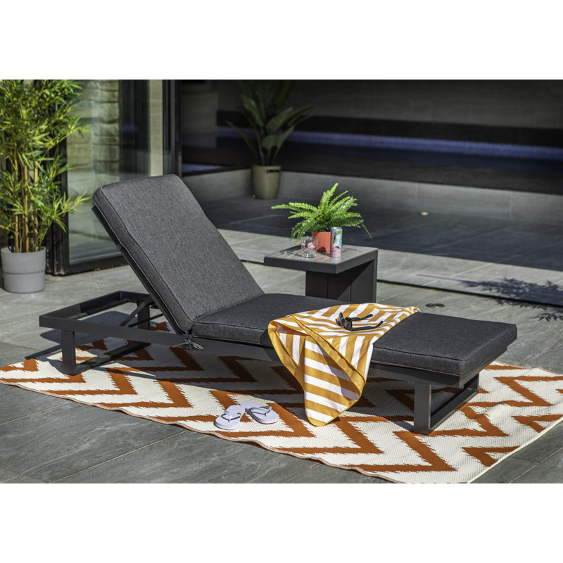 Cosmopolitan Lounger
