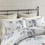 Édredon 7 pièces imprimé taupe / rosé très grand / très grand avec jeté. Contient un édredon, 2 taies décoratives, un oreiller Euro 1 et une couverture 50 x 60 pouces. Rembourrage. Motif chalet / chambre à coucher. Lavable à la machine. 100%-119448401