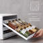 Étagère à épices réglable YouCopia SpiceStack®, assaisonnements rétractables pour 24 bouteilles et porte-épices pour l'organisation d'armoires de cuisine et de garde-manger avec 104 étiquettes incluses, collection Organiser Hero