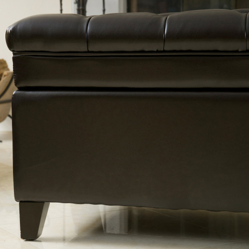 Cuir avec une assise confortable et un compartiment de rangement spacieux pour une finition