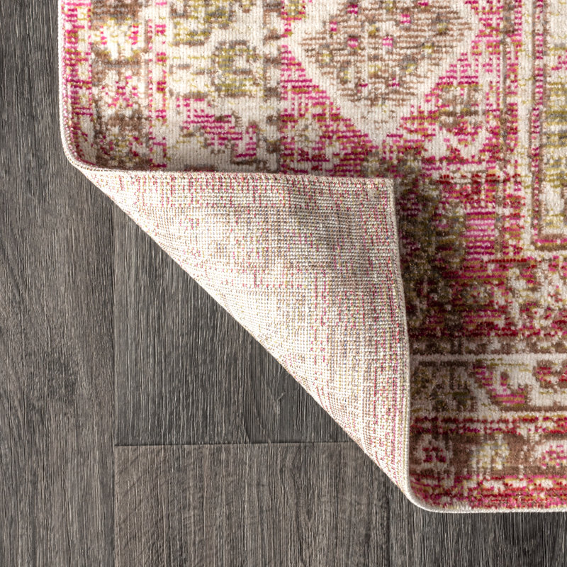 Tapis rose avec médaillon géométrique décoratif Peregrine, Rectangle 7 pi 9 po x 10 pi