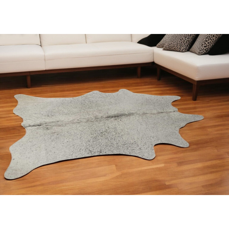 Tapis en cuir de vache gris clair fabriqué à la main Abhinav