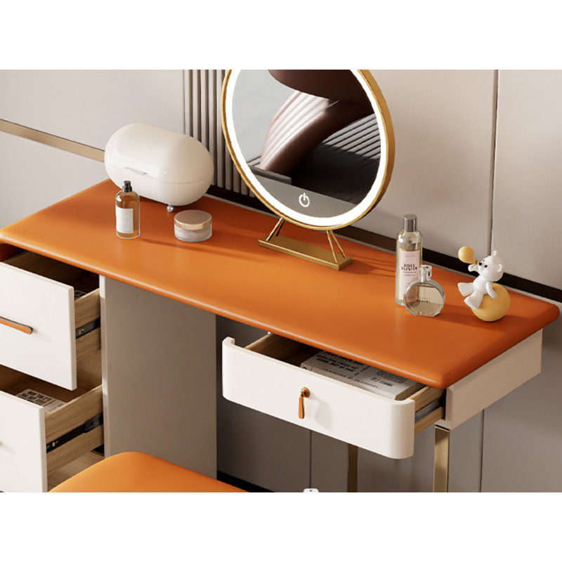 Carly, Orange