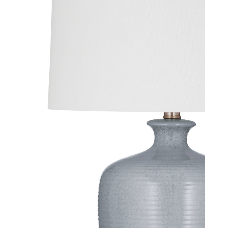 Lampe de table Justice avec base en céramique gris clair et abat-jour blanc texturé