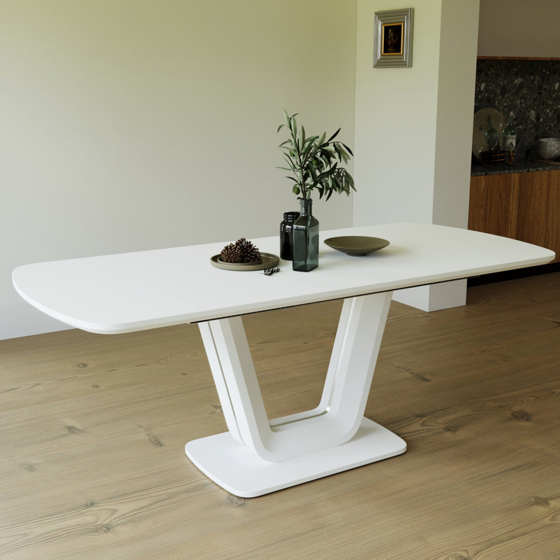 Table blanche élégante avec pieds en forme de U pour une expérience culinaire élégante