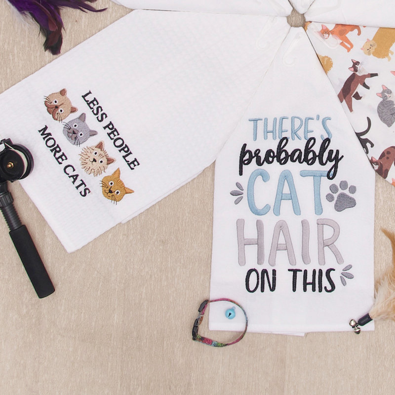 Serviette à main brodée Less People More Cats Kitchen and Bathroom