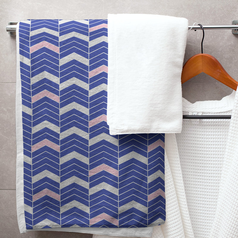 Serviette de bain à chevrons alignés Stephenie, Mauve / rouge clair / bleu ciel