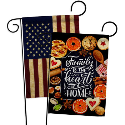 Drapeau de jardin en polyester 19 po x 13 po Family Is Heart