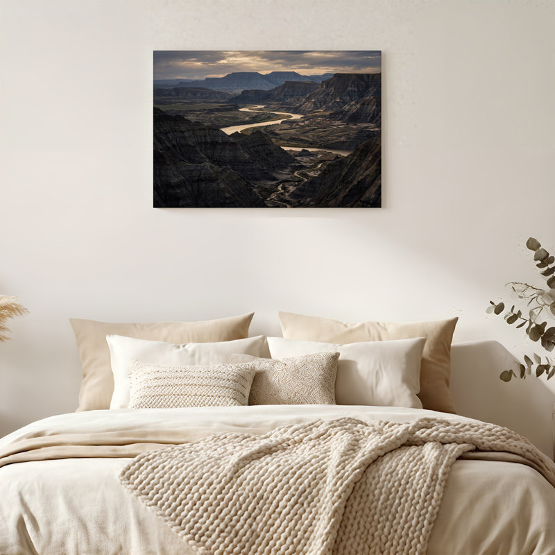 «Winding River Through Rugged Badlands Under Cloudy Sky», art mural, H 20 po x l 30 po