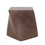 La table en béton léger avec pièce en forme de cube torsadé se distingue par son côté brun chic pour un look élégant