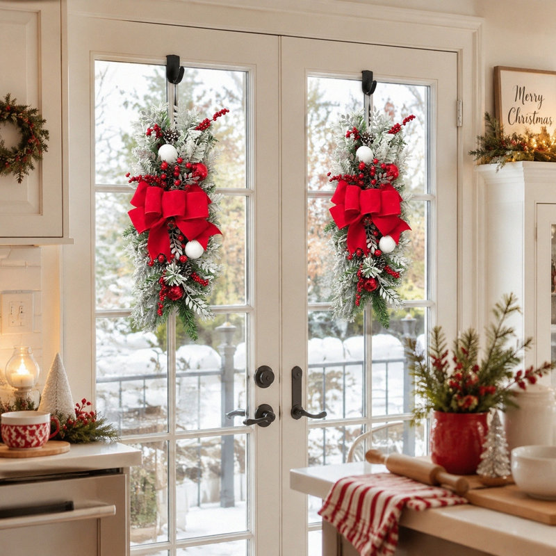Décoration de Noël artificielle en forme de larme (55 cm) avec nœud rouge, baies et pommes de pin givrées, à suspendre à la porte d'entrée ou au mur.