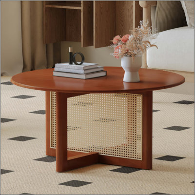 Une table basse en bois rouge foncé naturelle et élégante avec des décorations en rotin artificiel, parfaite pour un salon à la mode et une boisson confortable.