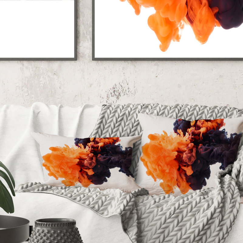 Coussin décoratif orange et noir Dancing Ink Clouds, 16 po x 16 po