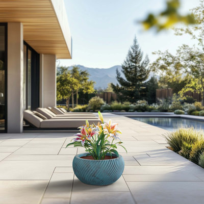 Pot à fleurs rond en béton patiné bleu moyen (intérieur amélioré) avec trous de drainage
