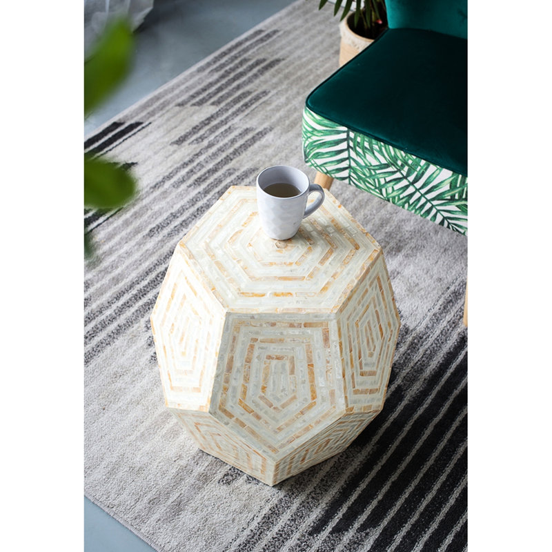 Tabouret à capes hexagonales 18 x 18 x 21 po avec palette de couleur jaune crème, éléments incrustés, détails de conception en losange, tabouret pour table d'appoint, apparence, propriétés, décorations en forme, utilisé comme